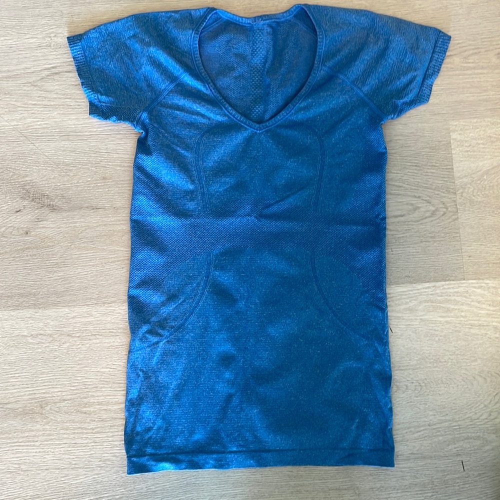 Lulu workout shirt, worn twice, great condition